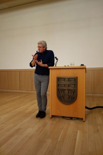 Dr. Tillmann Bendikowski im Burgsaal der Wewelsburg